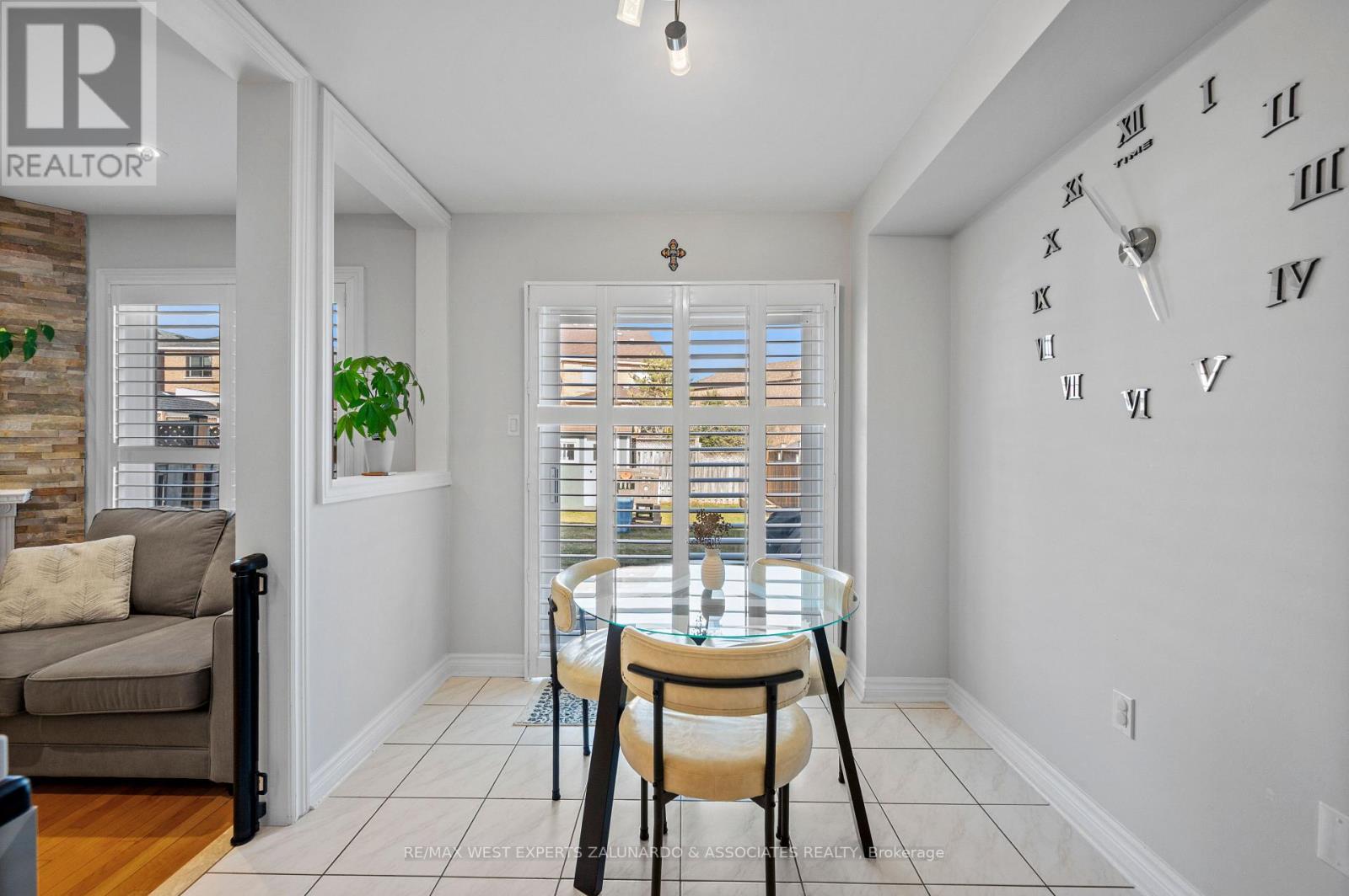 24 MANORWOOD COURT - 12