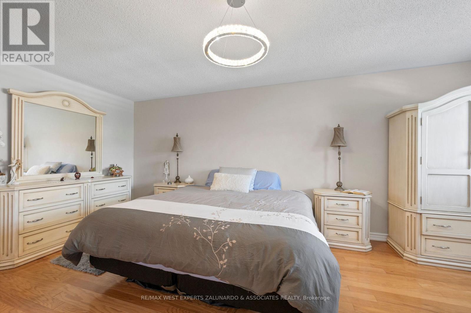 24 MANORWOOD COURT - 24