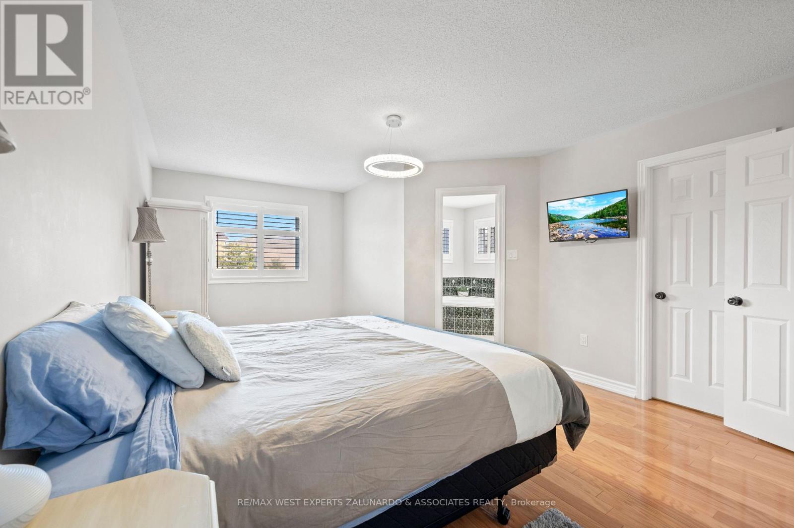 24 MANORWOOD COURT - 25