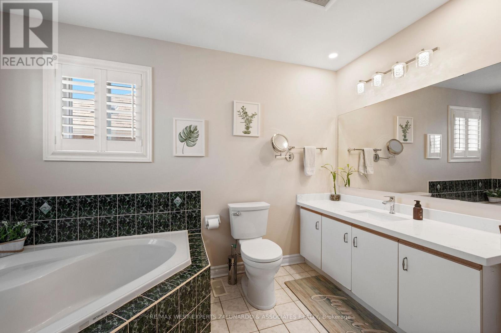24 MANORWOOD COURT - 27