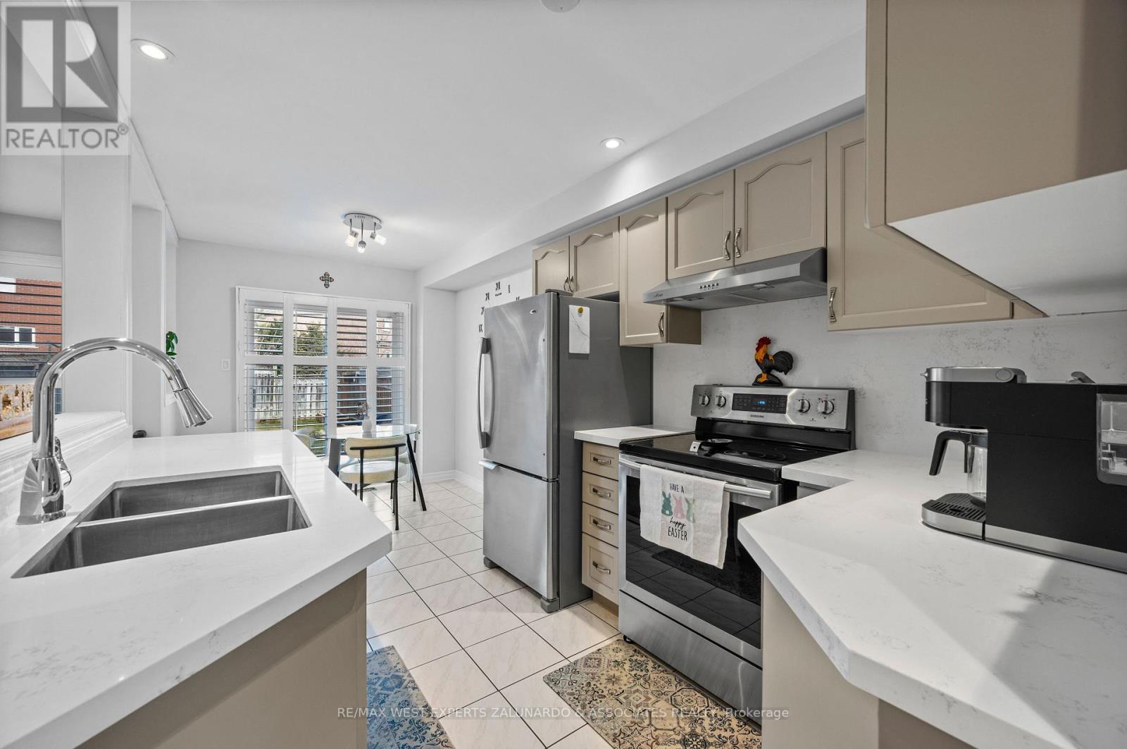 24 MANORWOOD COURT - 7