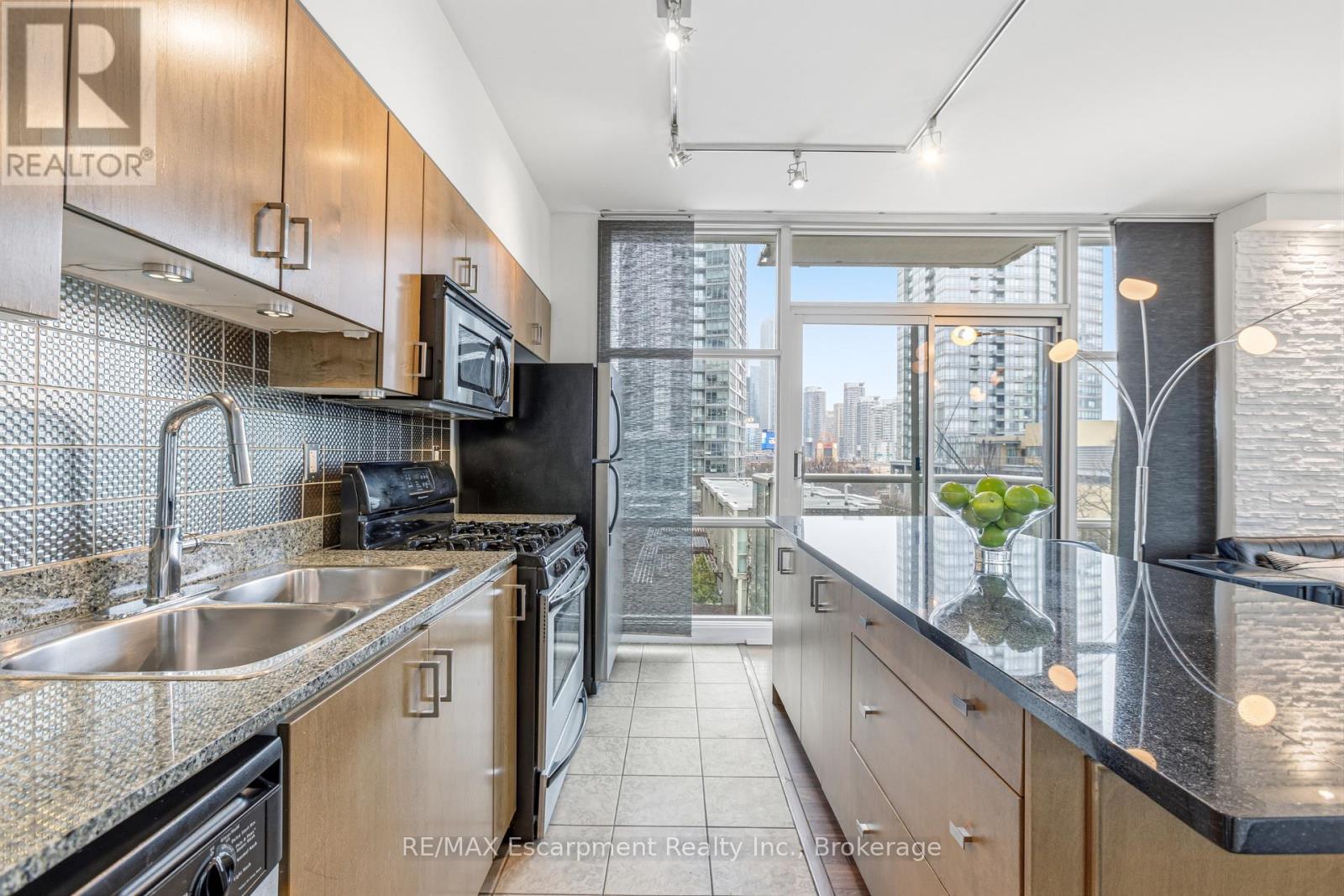 #303 9 SPADINA AVENUE - 24