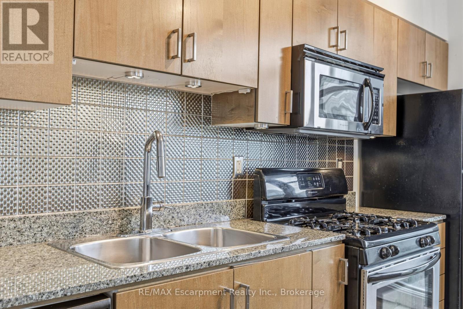 #303 9 SPADINA AVENUE - 25