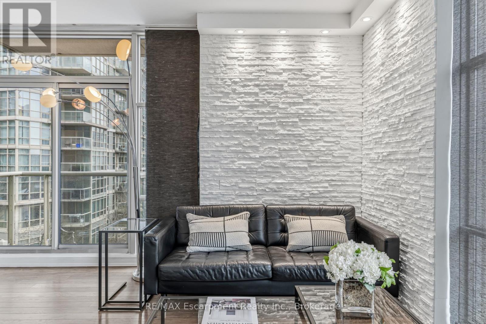 #303 9 SPADINA AVENUE - 28
