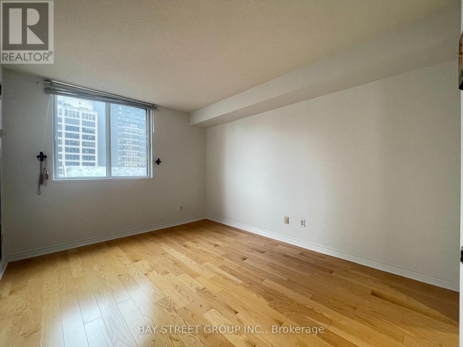 #1910 736 BAY STREET - 11