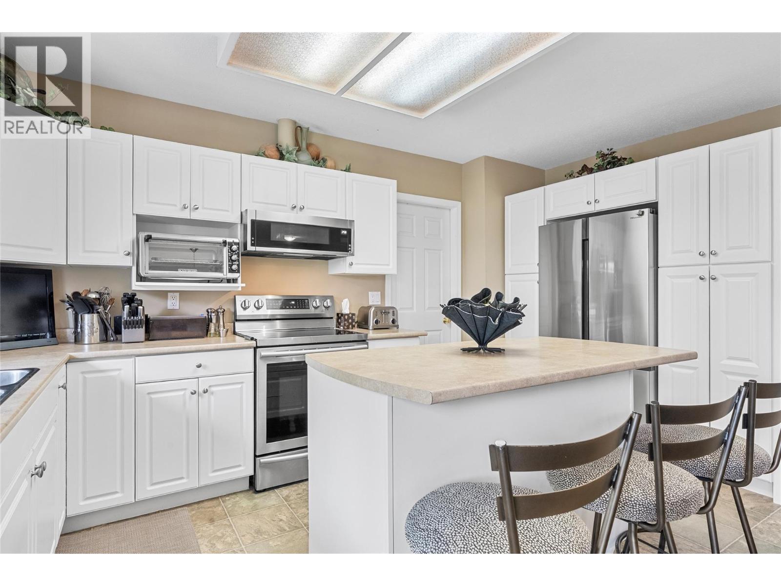  2524 Parkdale Place, Blind Bay