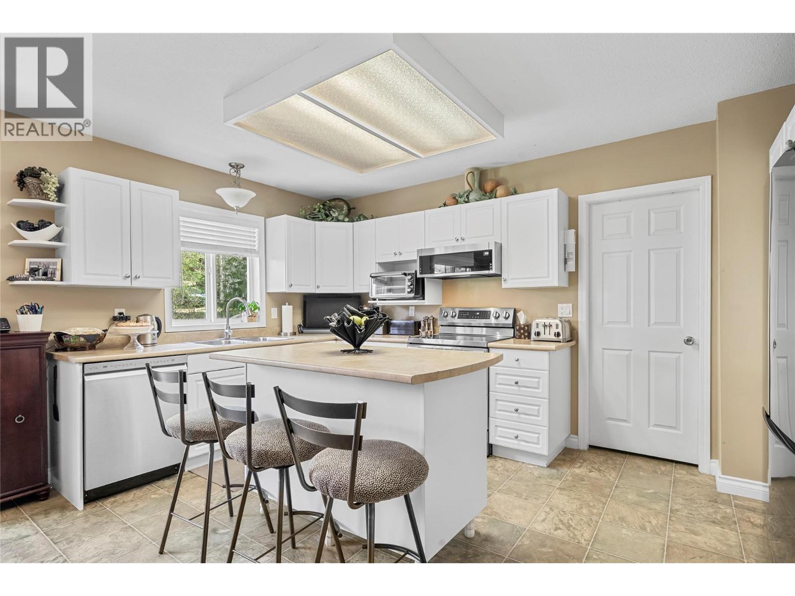  2524 Parkdale Place, Blind Bay