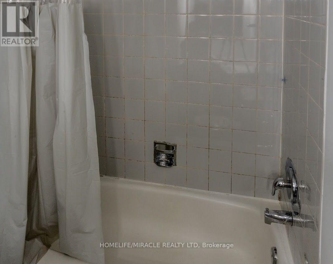 808 - 21 MARKBROOK LANE — photo 24