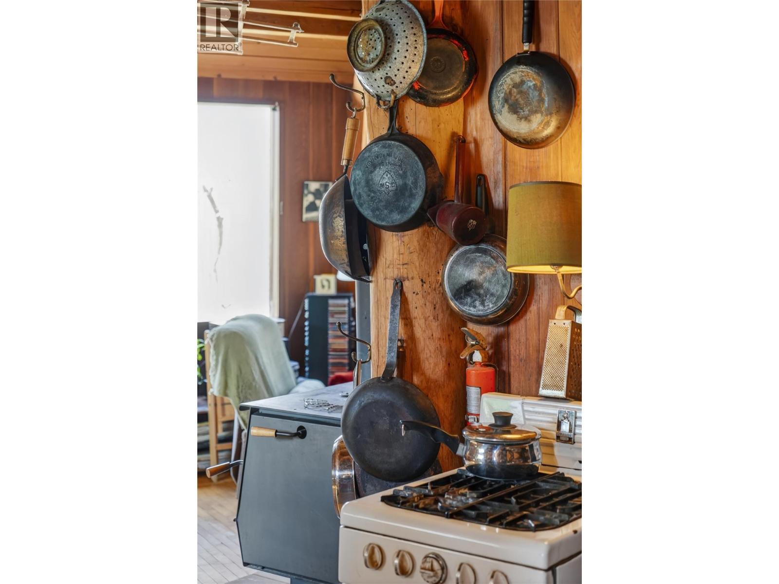 806 BELLEVUE Street - 13