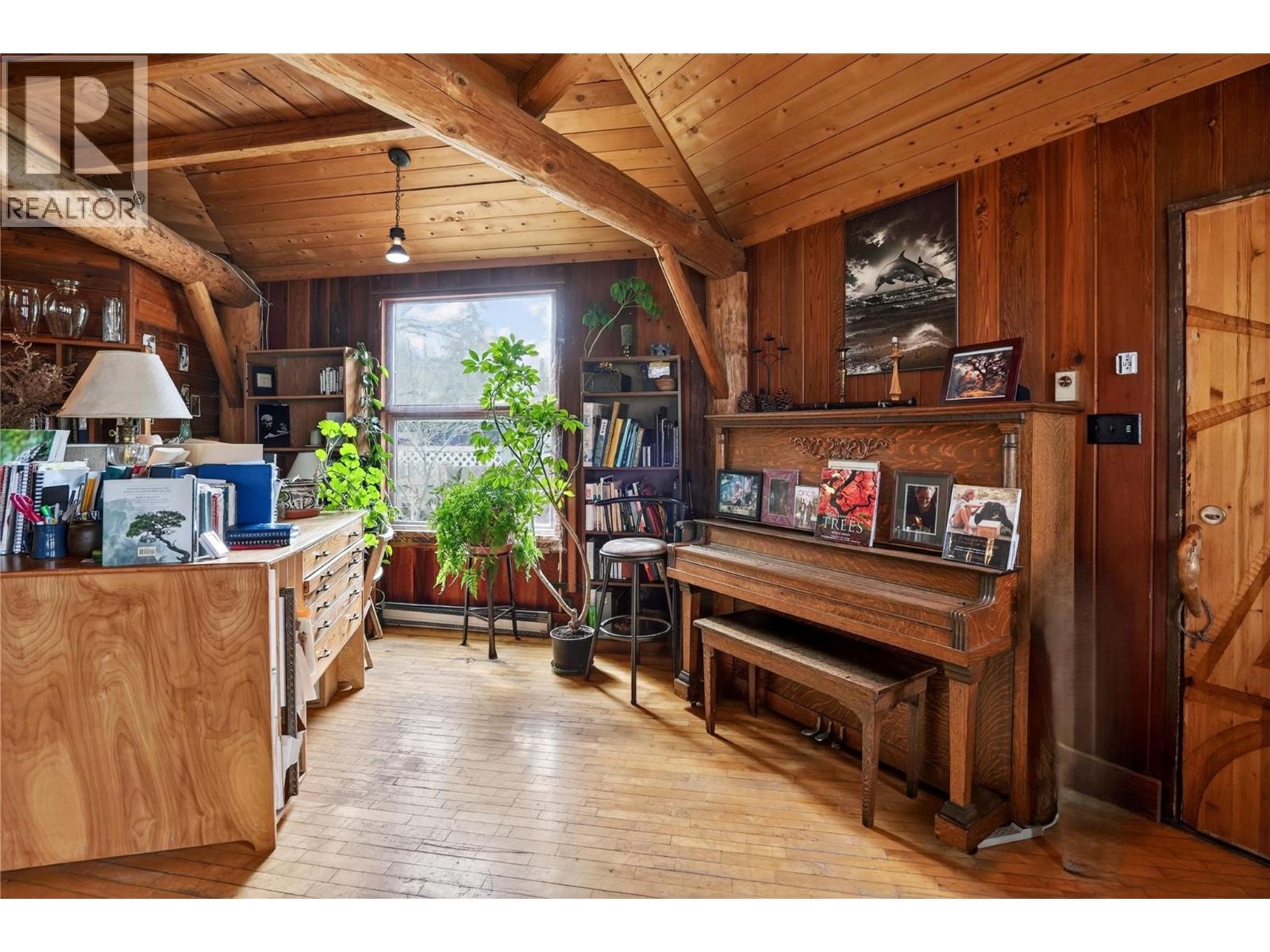 806 BELLEVUE Street - 6