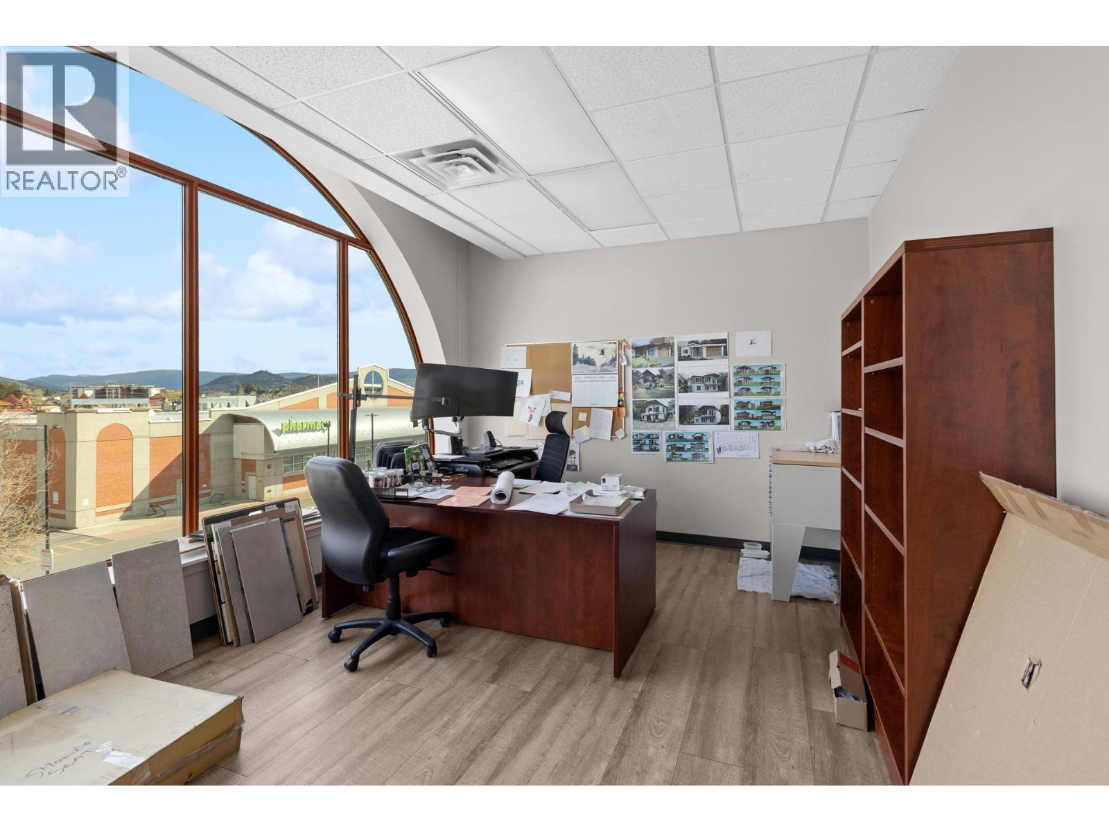 302 3275 Lakeshore Road, Kelowna