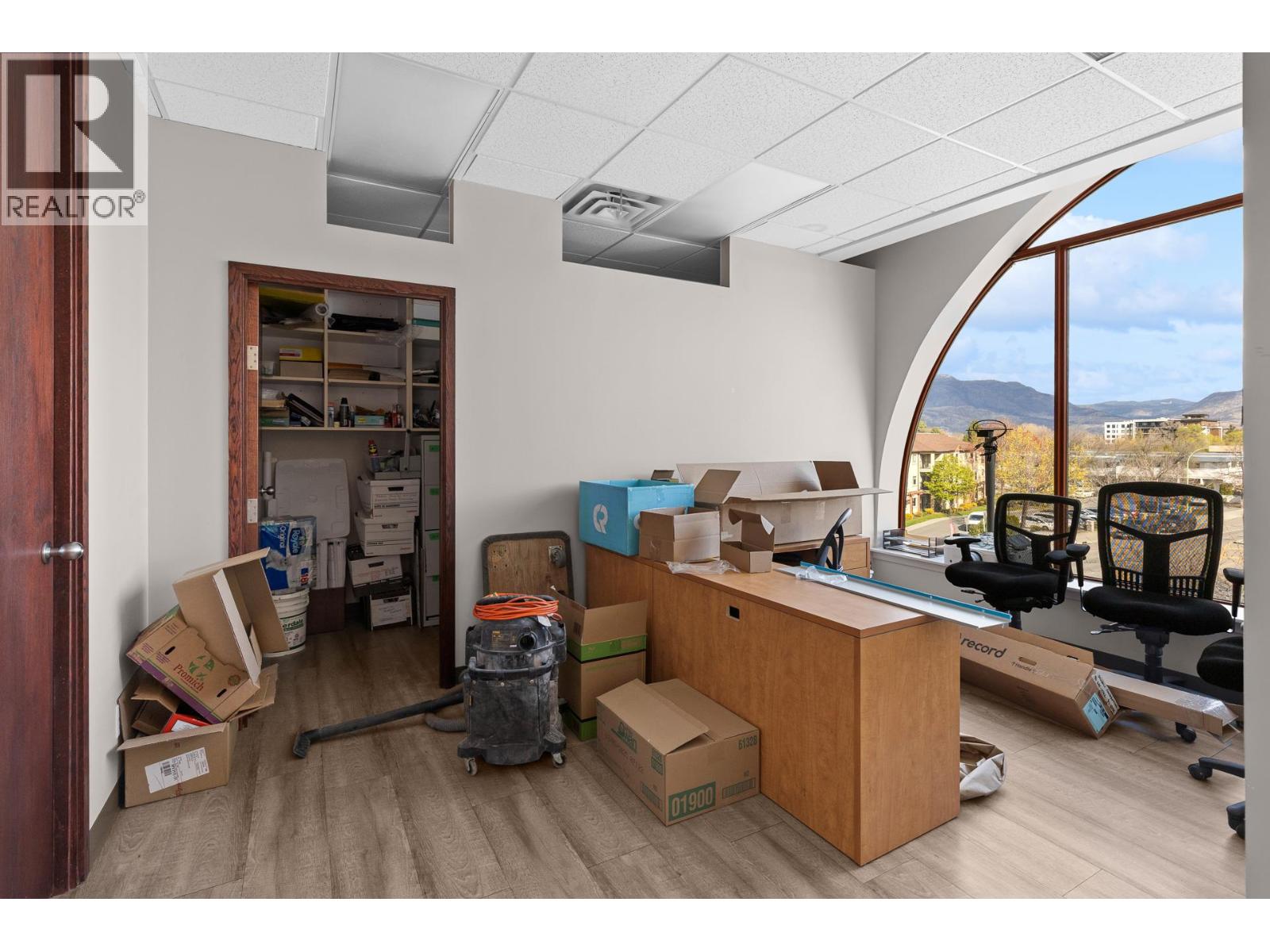 302 3275 Lakeshore Road, Kelowna