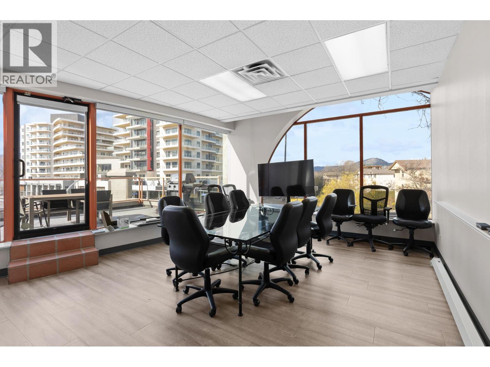 302 3275 Lakeshore Road, Kelowna