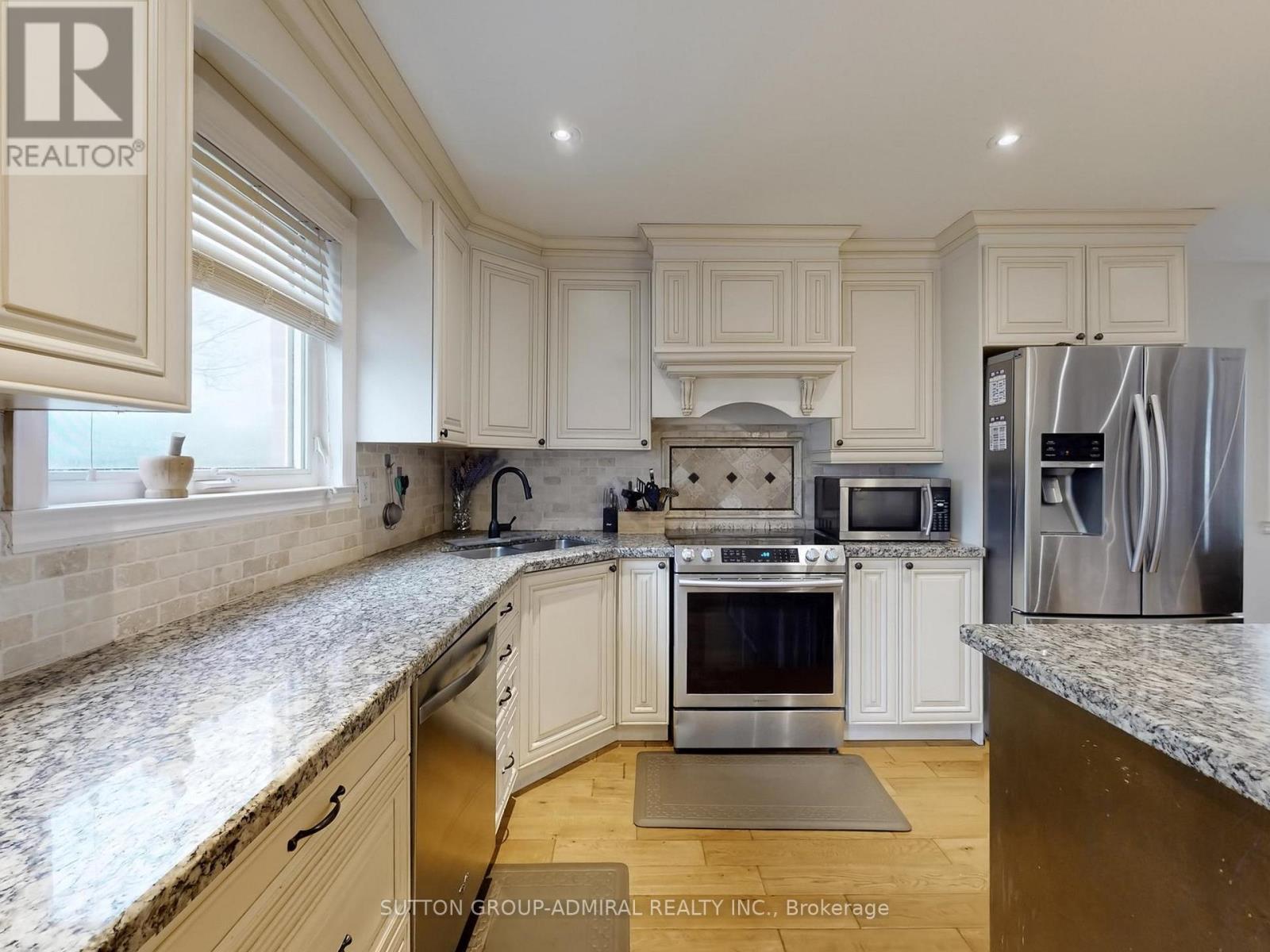 128 SUTHERLAND AVENUE - 10
