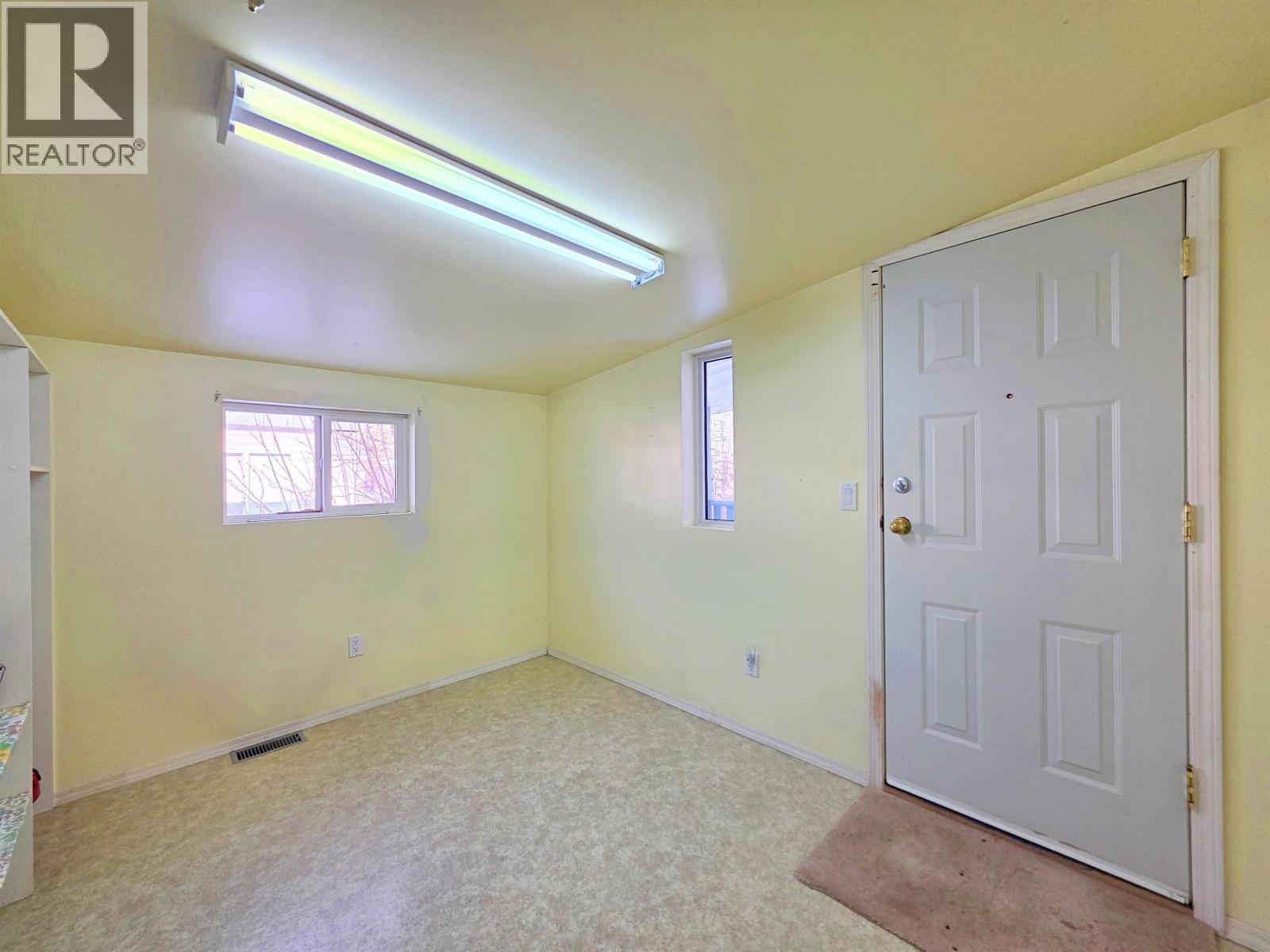 #11 2121 BALSAM AVENUE - 20