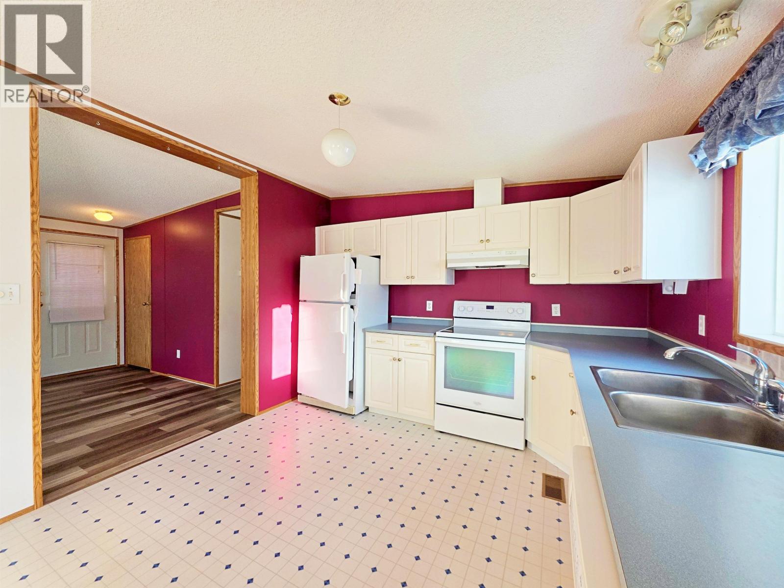 #11 2121 BALSAM AVENUE - 7