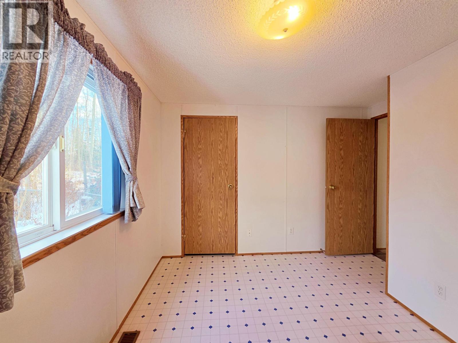 #11 2121 BALSAM AVENUE - 18