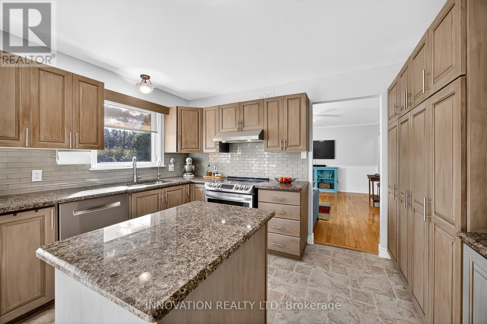 201 GREYSTONE CRESCENT — photo 11