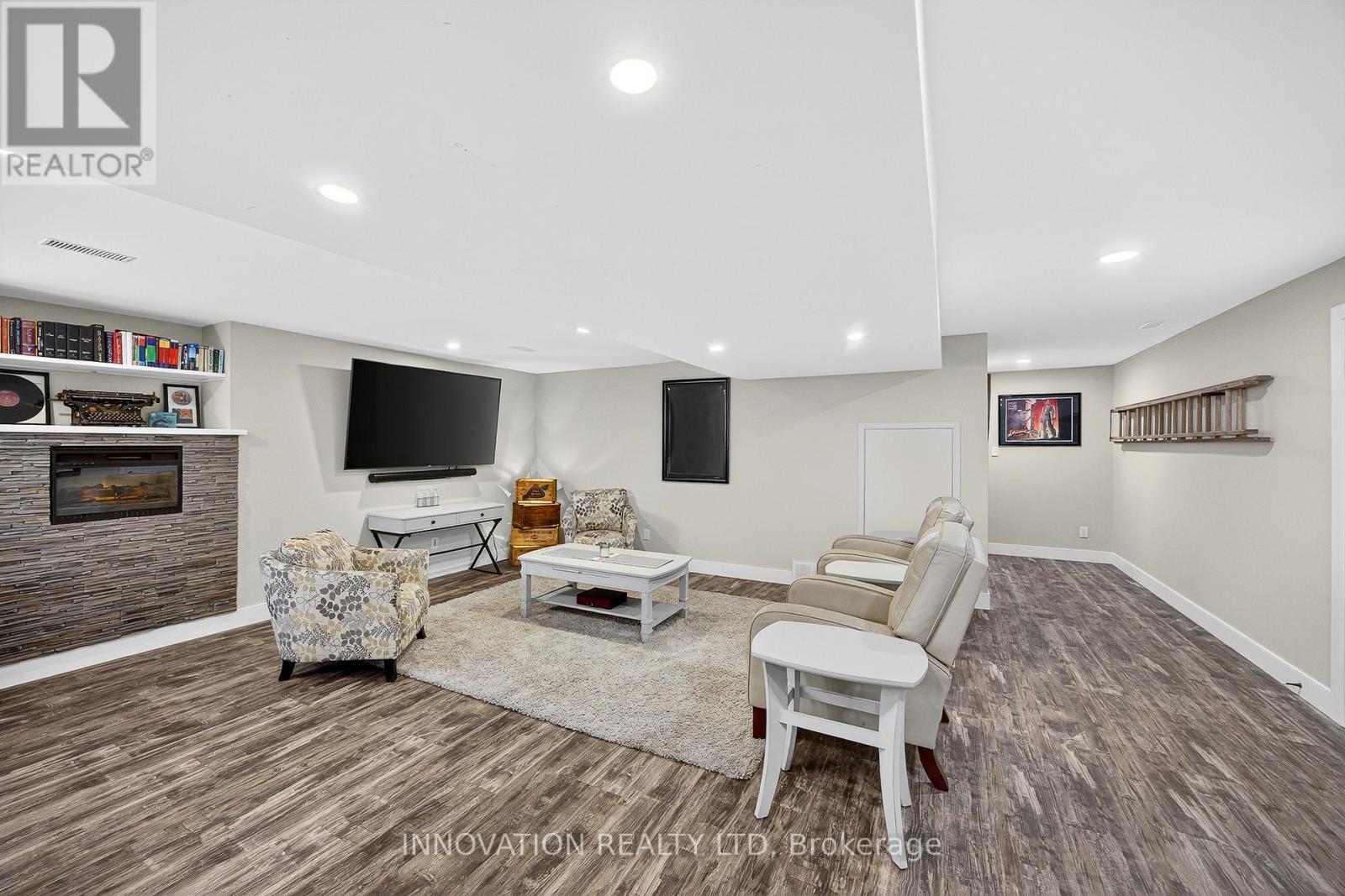 201 GREYSTONE CRESCENT - 24