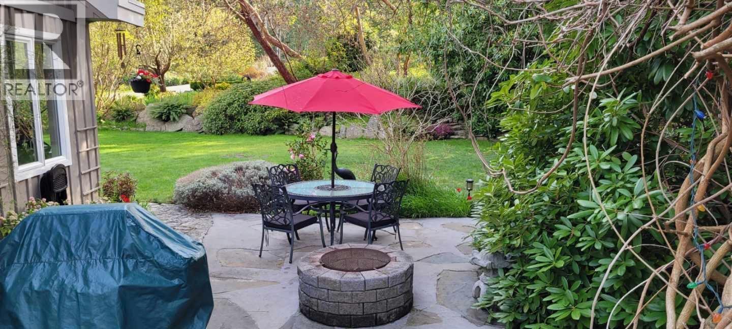 10040 WESCAN ROAD, Halfmoon Bay