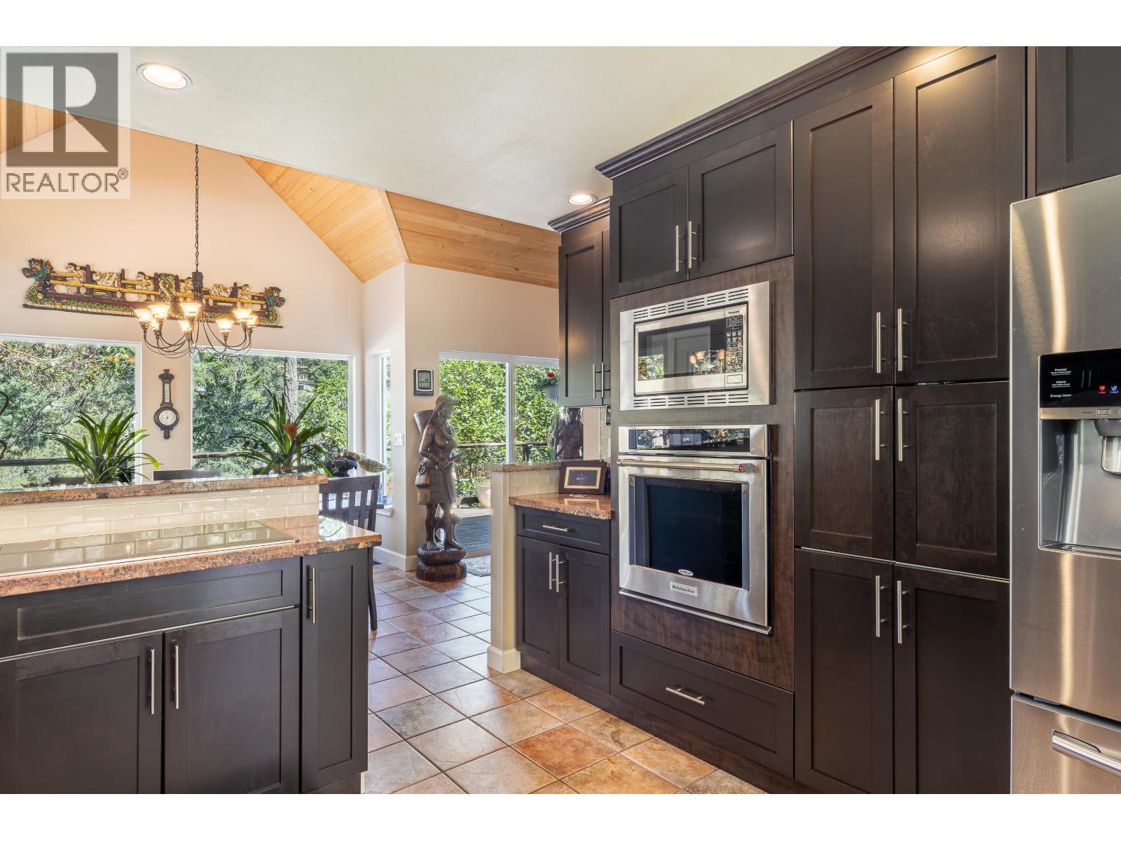 10040 WESCAN ROAD, Halfmoon Bay