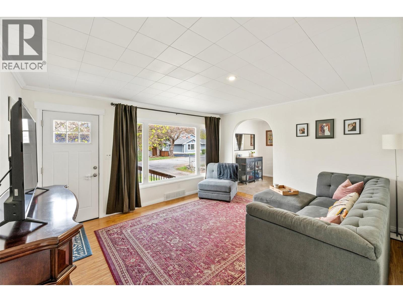 6437 BADGER Street, Oliver