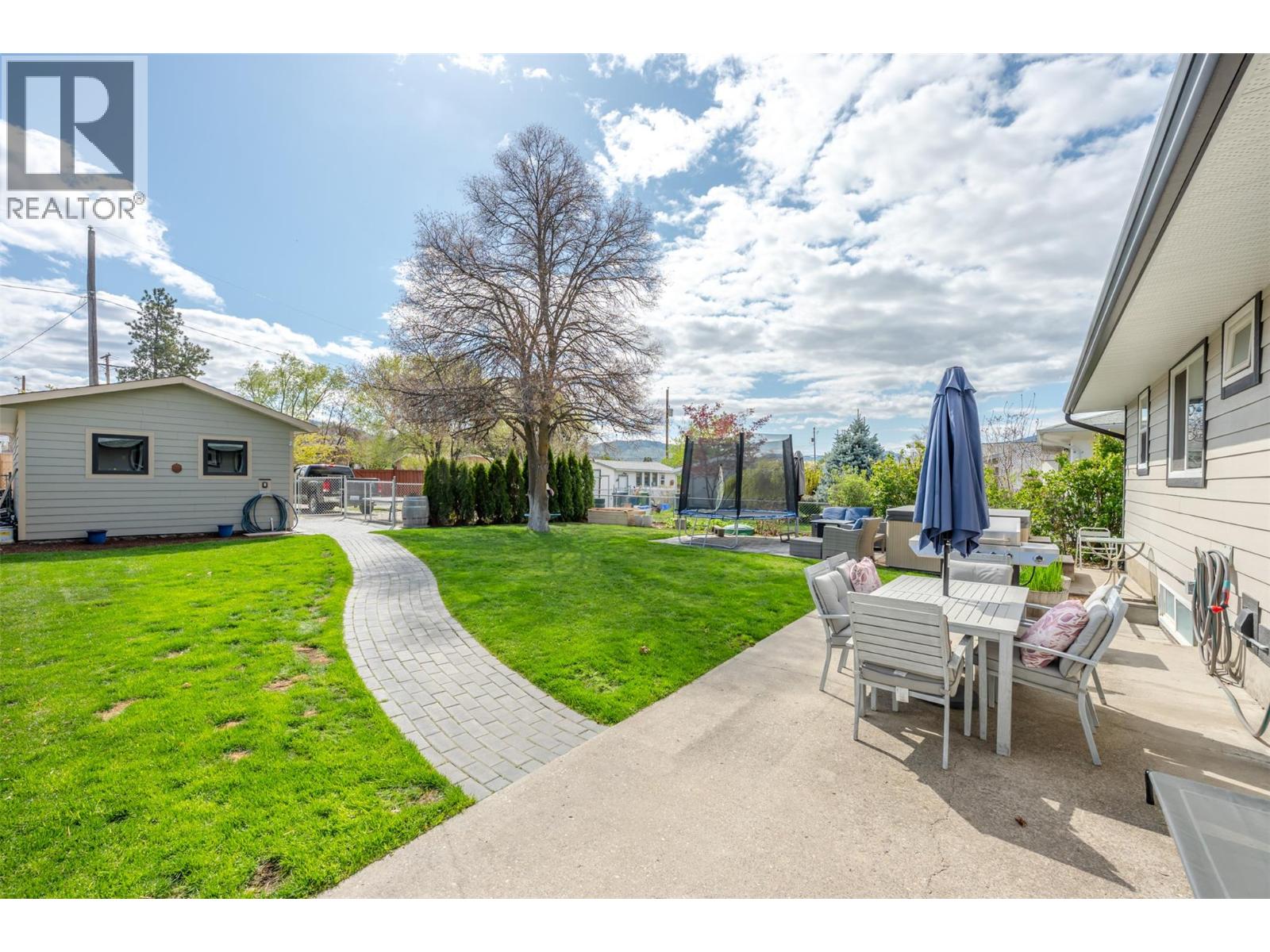 6437 BADGER Street, Oliver