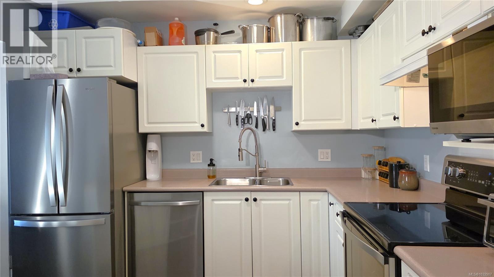 101 3400 Quadra Street, Saanich