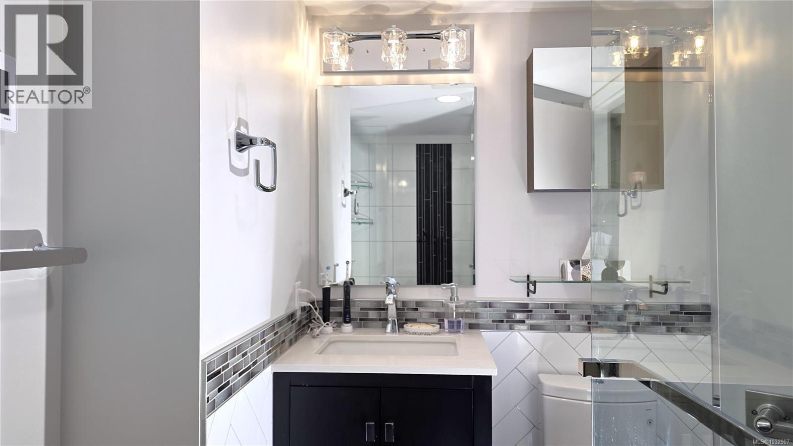 101 3400 Quadra Street, Saanich