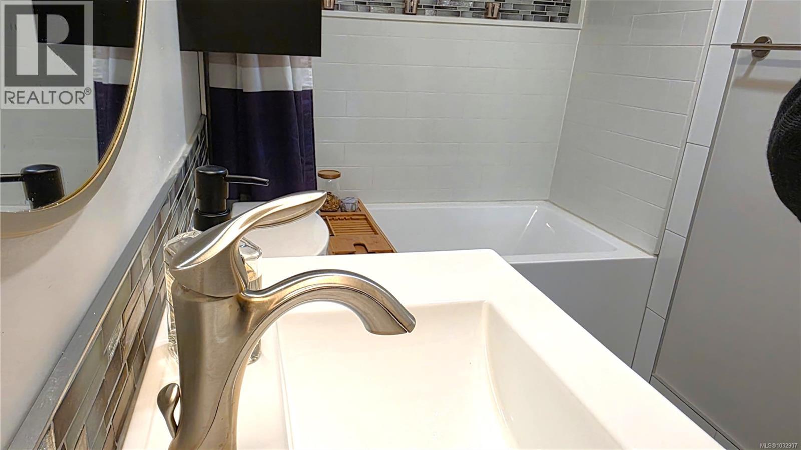 101 3400 Quadra Street, Saanich