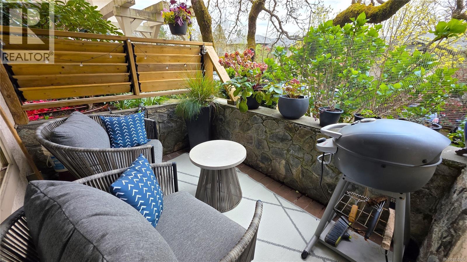 101 3400 Quadra Street, Saanich