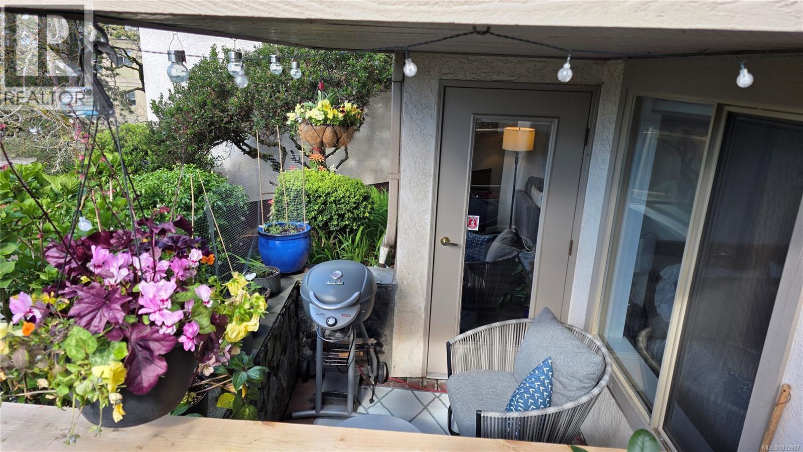 101 3400 Quadra Street, Saanich