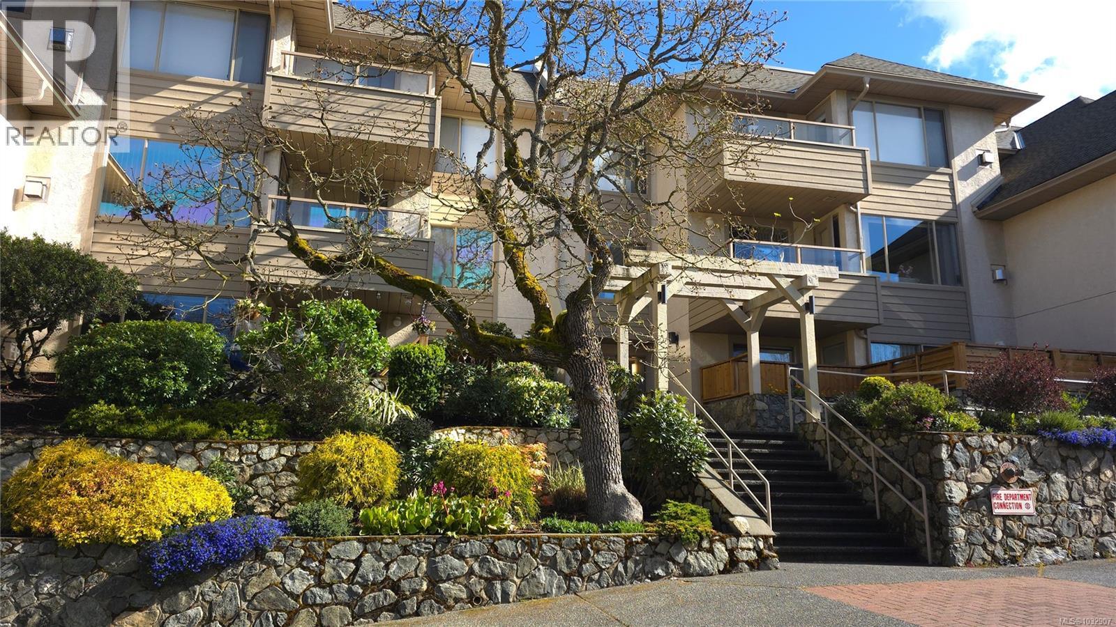 101 3400 Quadra Street, Saanich