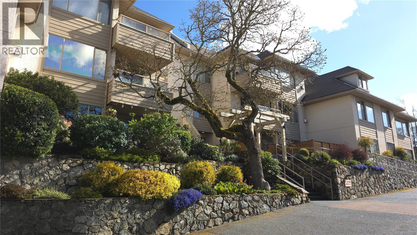 101 3400 Quadra Street, Saanich