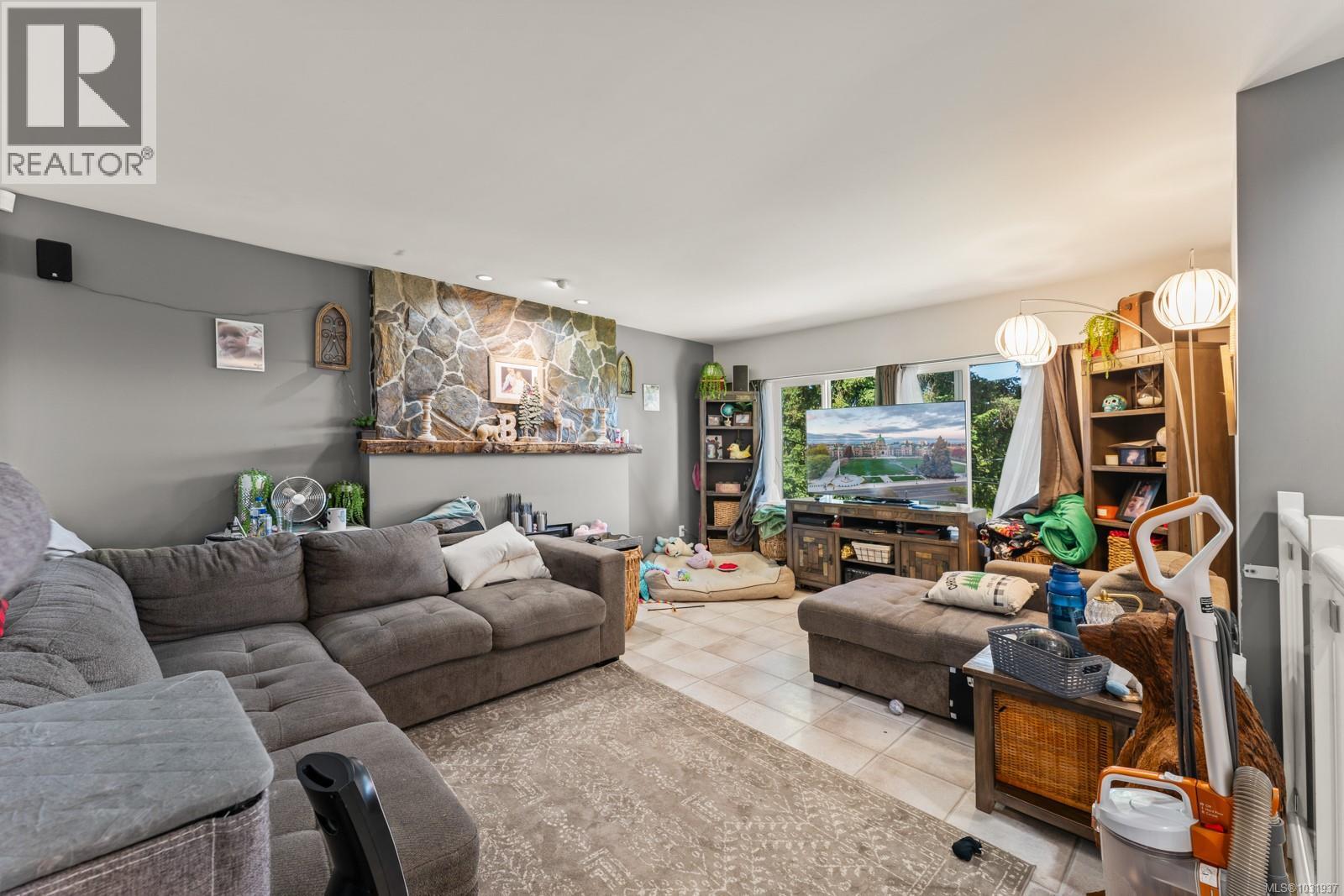 405 Tamarack Rd - 3