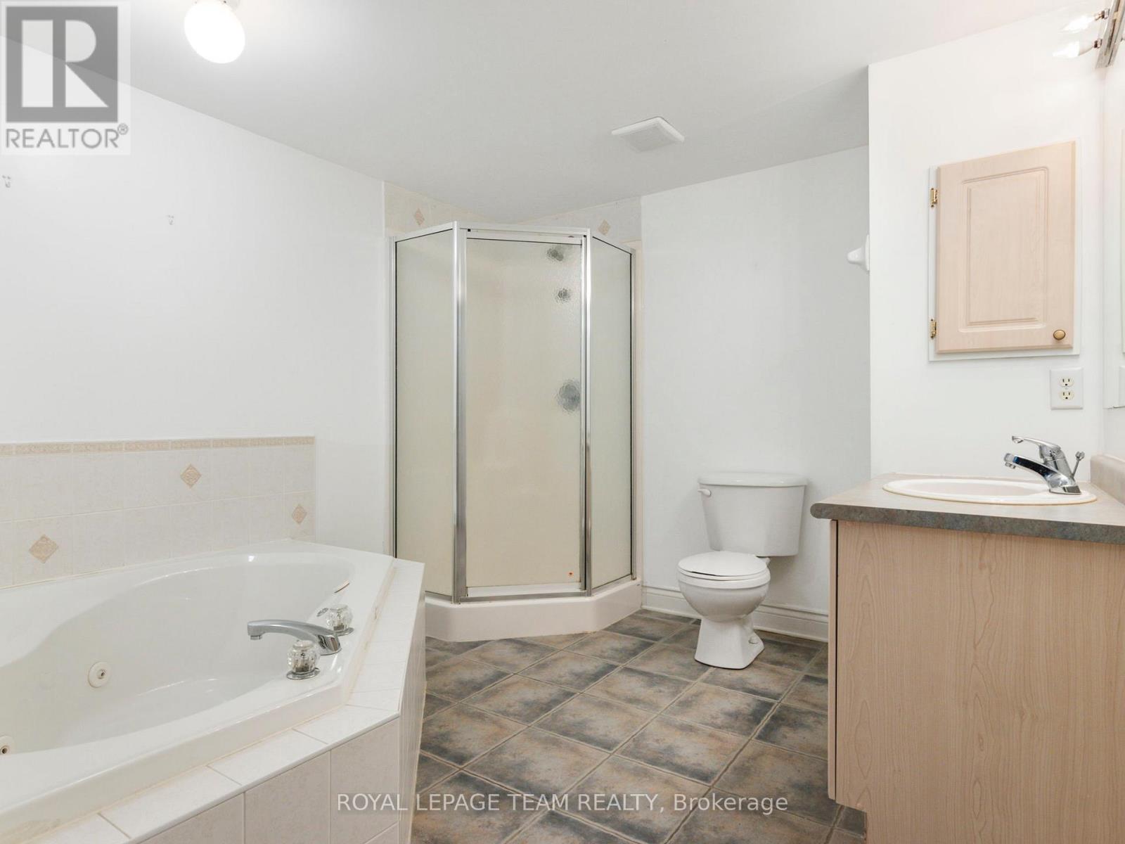 1 Bed, 1 Bath House for Rent in Ottawa – 51 CASTLE GLEN CRESCENT, Ottawa – MLS# X13022794 - Image 12