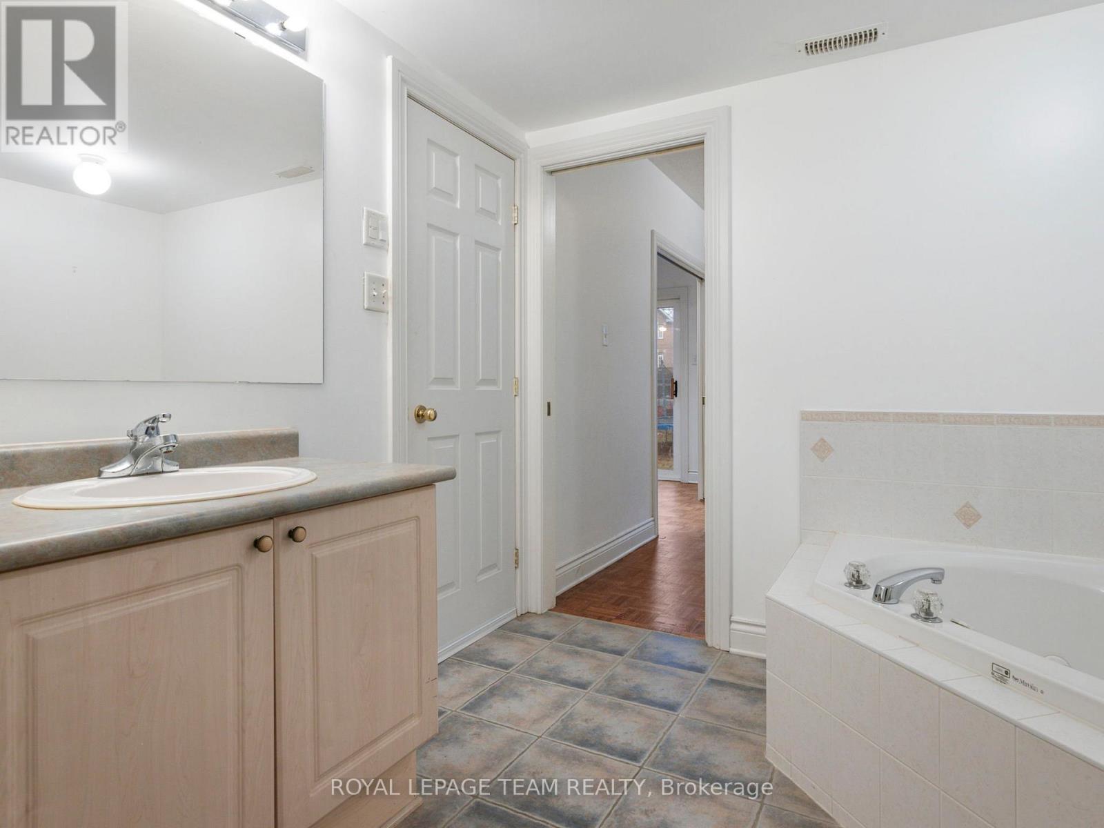 1 Bed, 1 Bath House for Rent in Ottawa – 51 CASTLE GLEN CRESCENT, Ottawa – MLS# X13022794 - Image 13