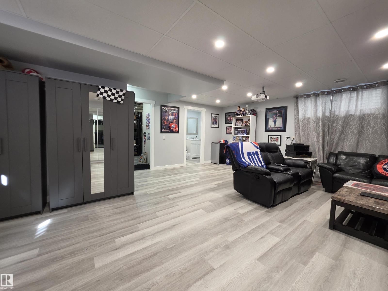 20119 29 AV NW, Edmonton