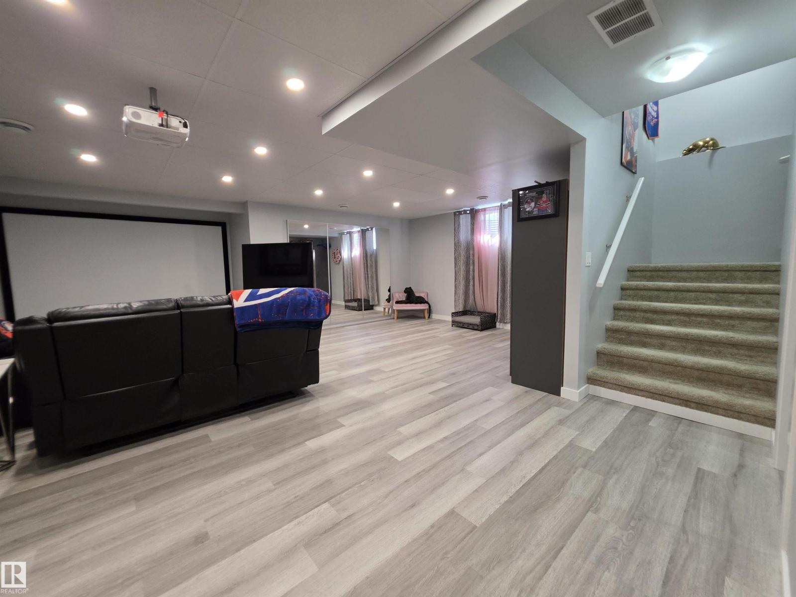 20119 29 AV NW, Edmonton