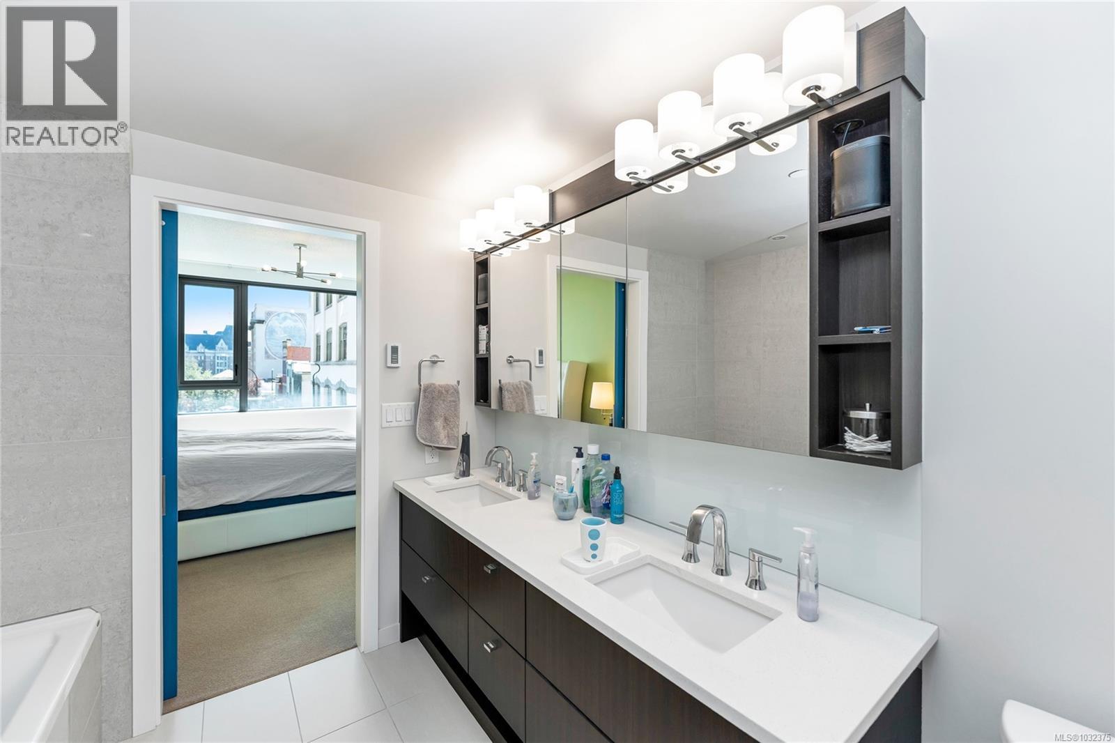 302 608 Broughton Street, Victoria