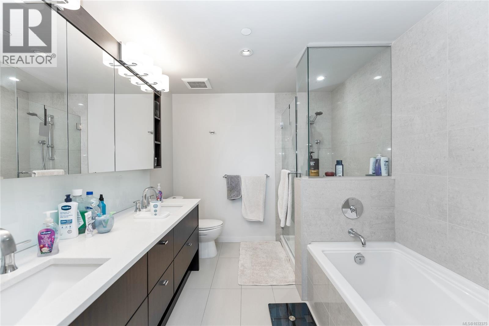 302 608 Broughton Street, Victoria