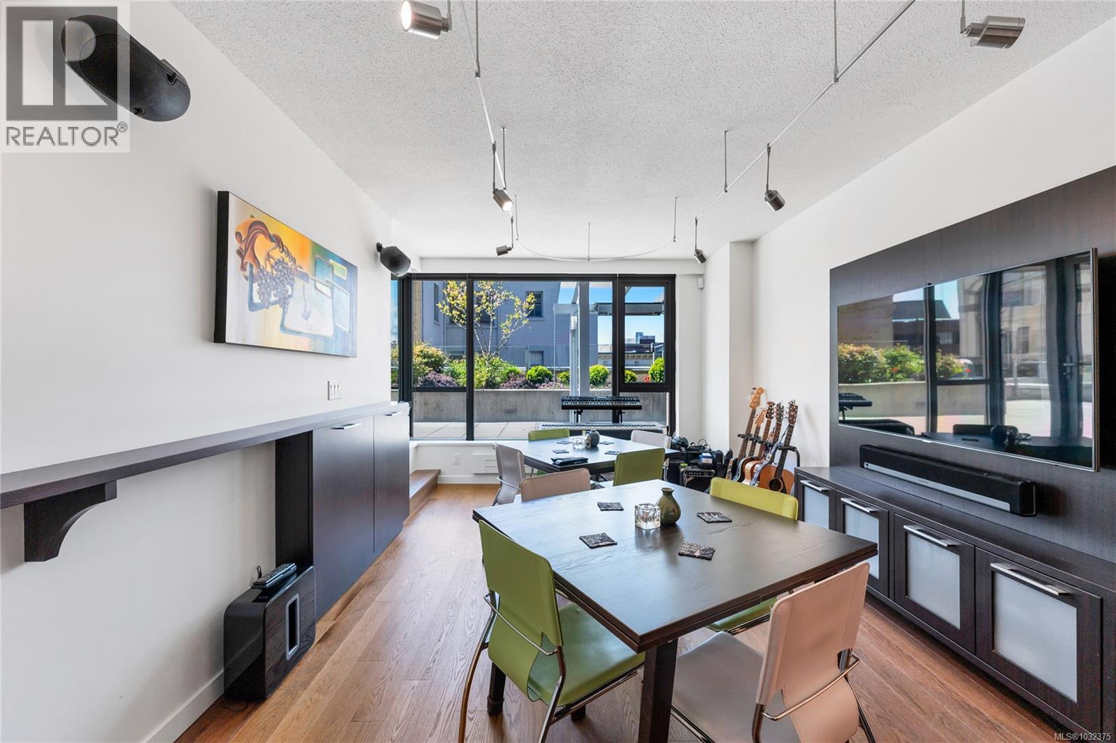 302 608 Broughton Street, Victoria