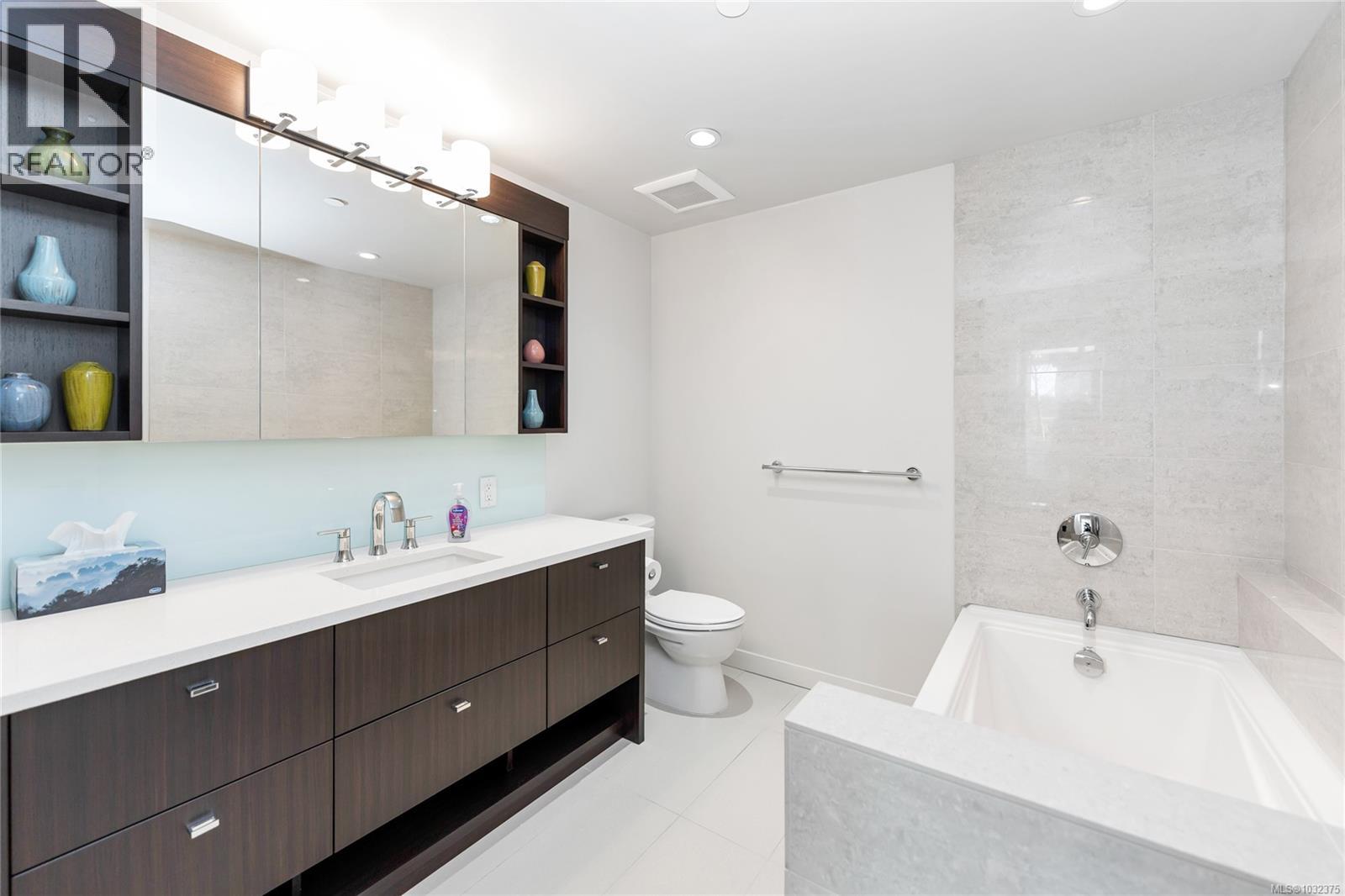 302 608 Broughton Street, Victoria