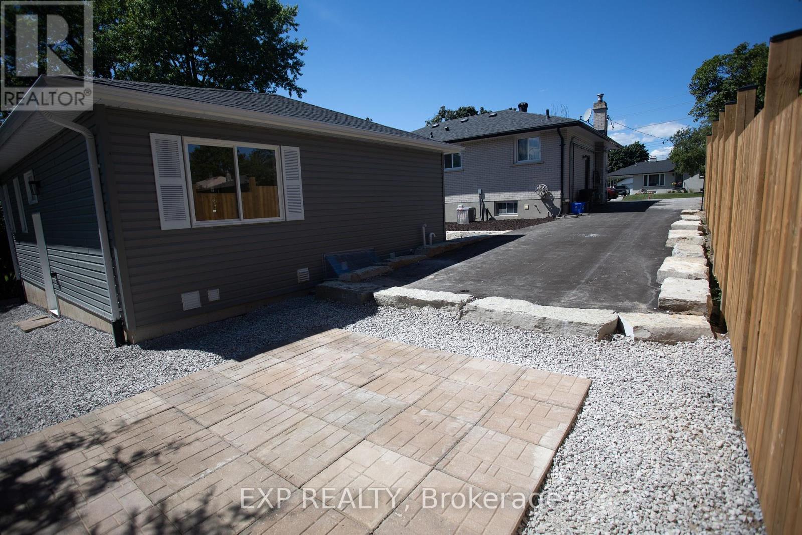 Garden Suite 2 Legal Parking & Patio