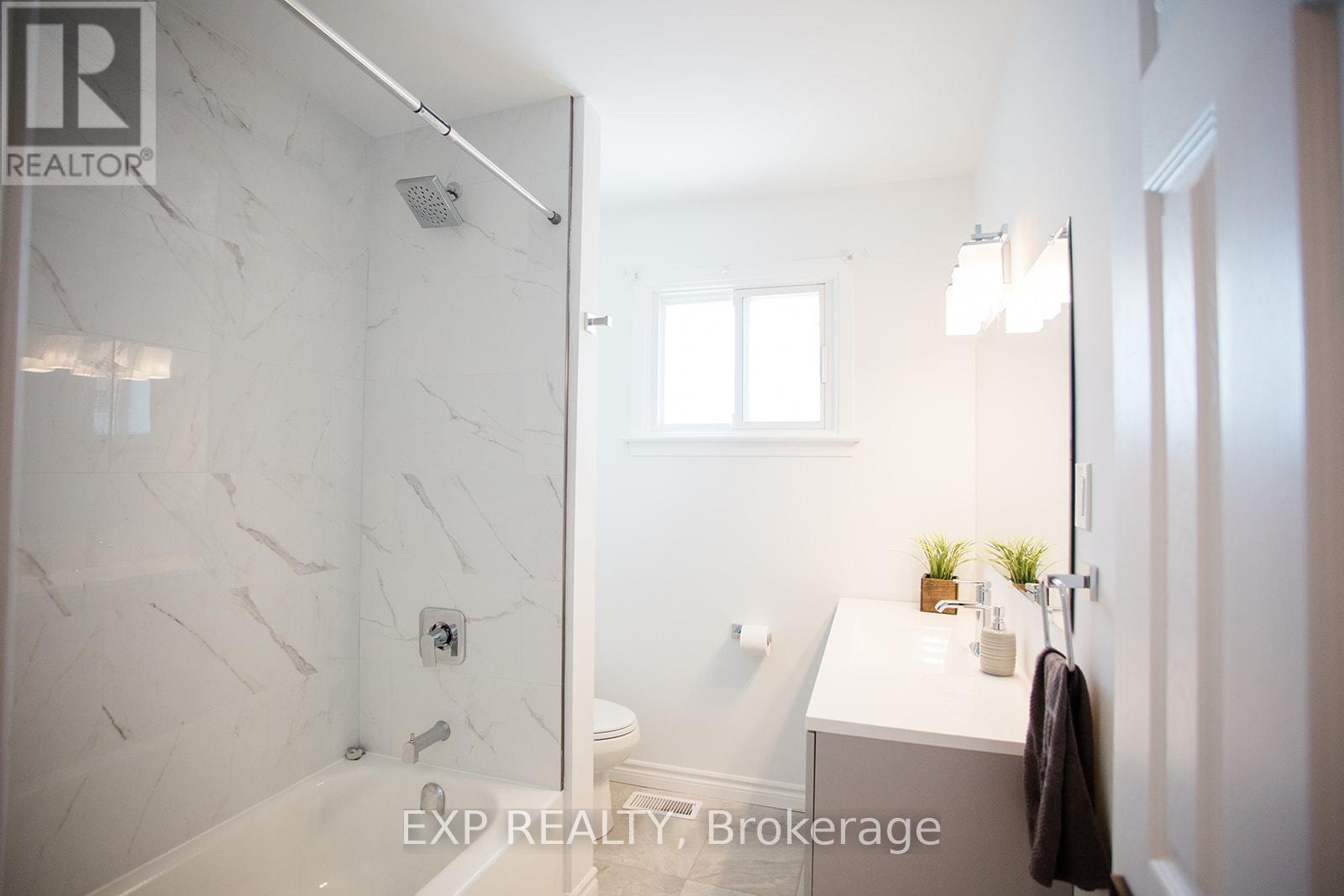 Main House Upper Unit - Bathroom