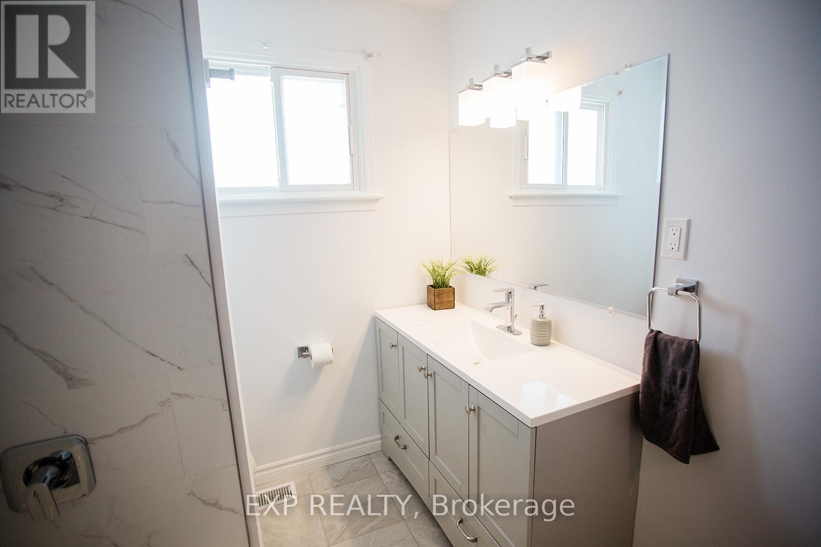 Main House Upper Unit - Bathroom