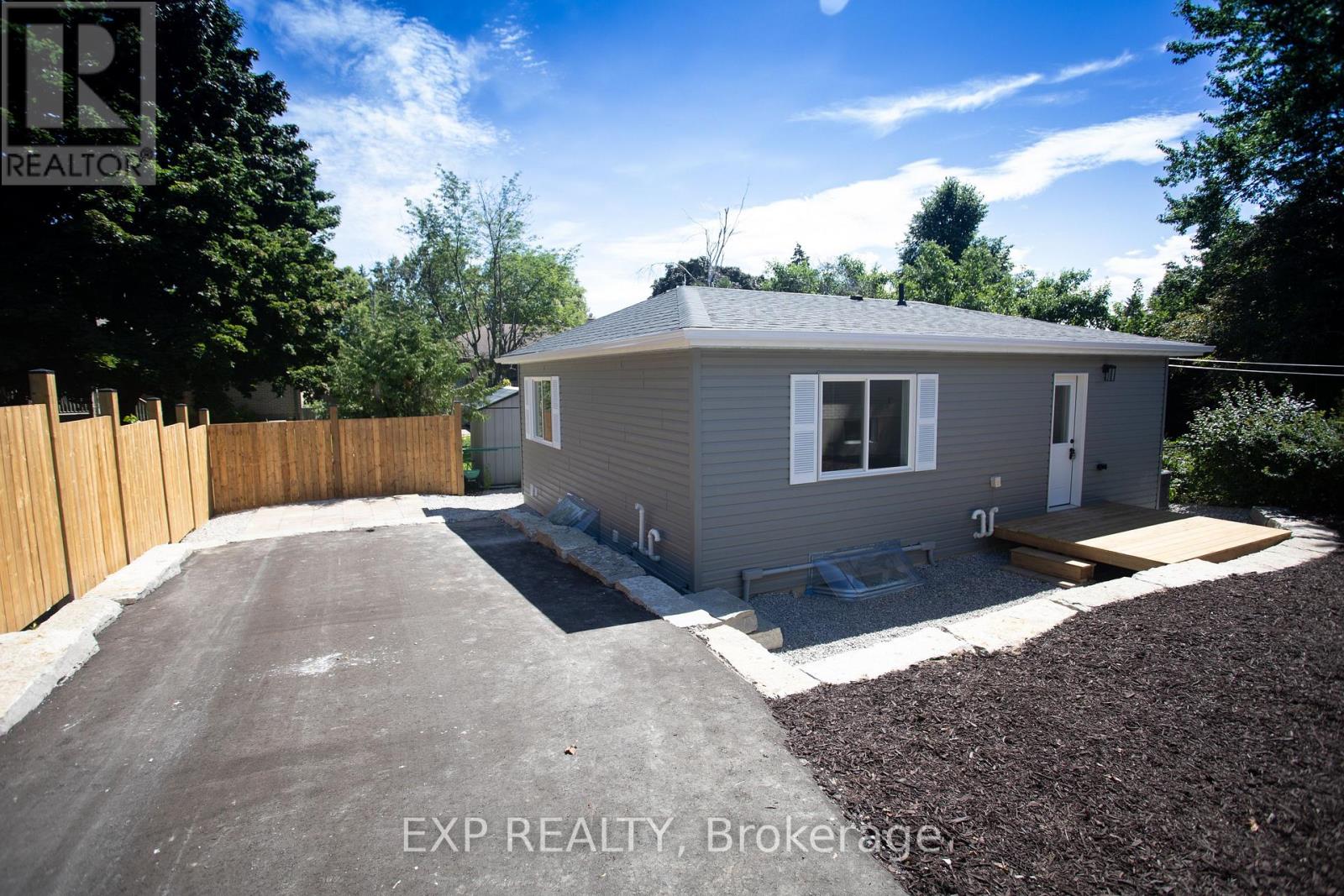 2-Level 1425 sq ft Garden Suite in Backyard