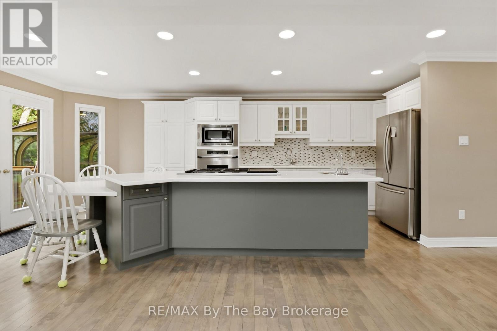 70 FAIRWAY CRESCENT - 20