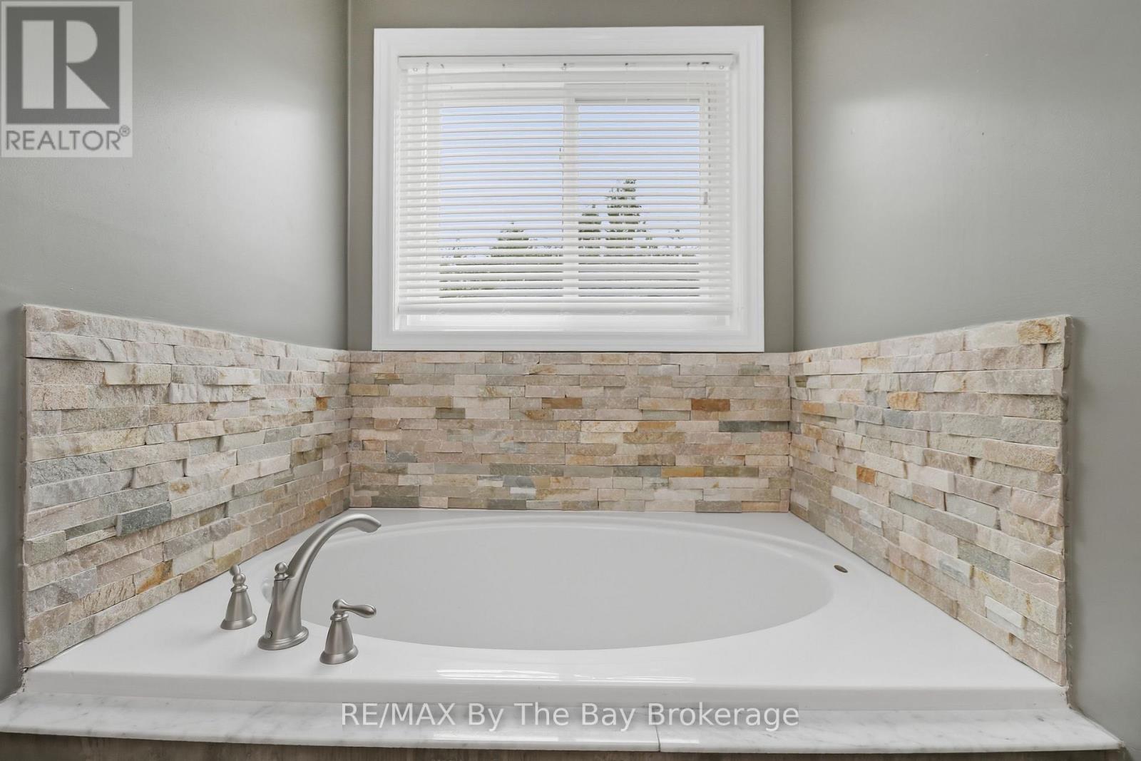 70 FAIRWAY CRESCENT - 31