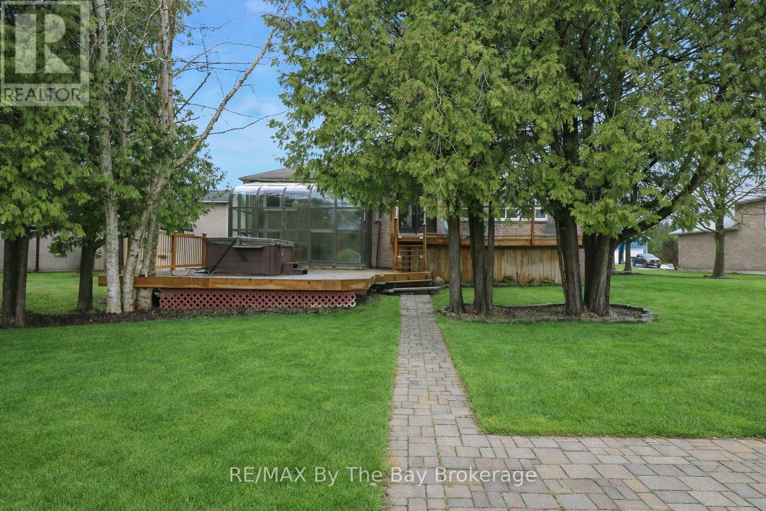 70 FAIRWAY CRESCENT - 4